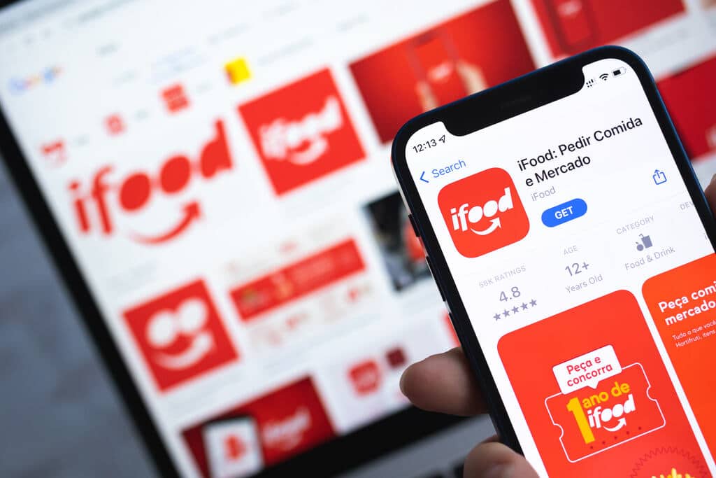 celular mostrando o aplicativo do ifood