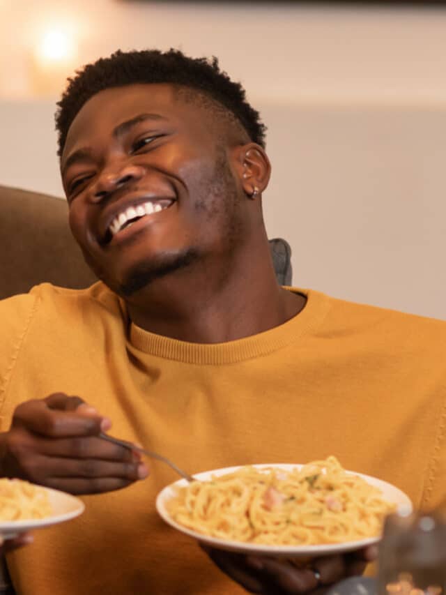 dia do macarrão: pessoas comendo macarrão e sorrindo