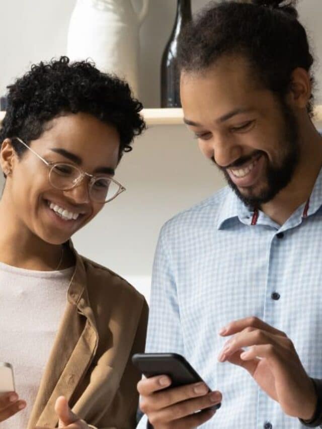 persona: pessoas sorrindo e usando o celular