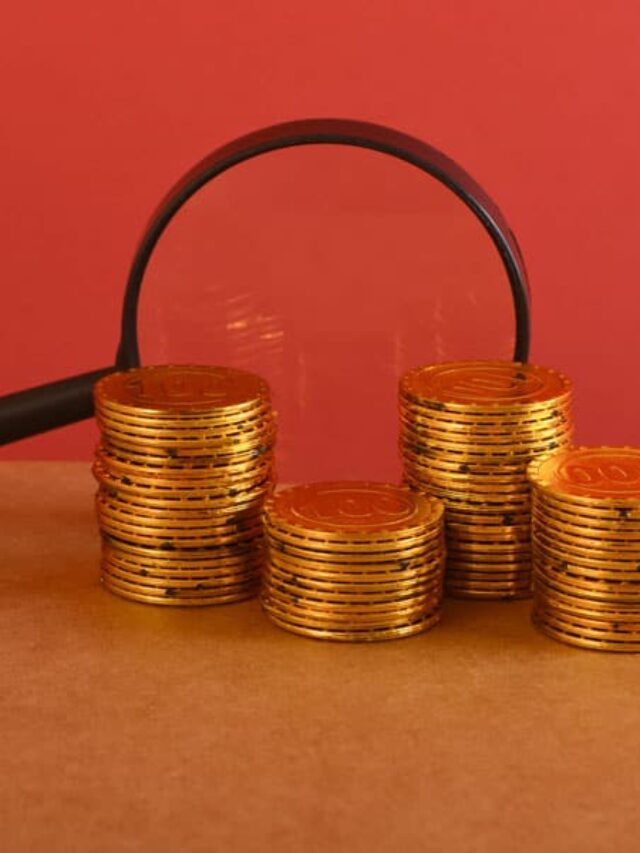 magnifying-glass-and-golden-coins-inflation-cash-2023-01-03-16-27-22-utc-reduzida