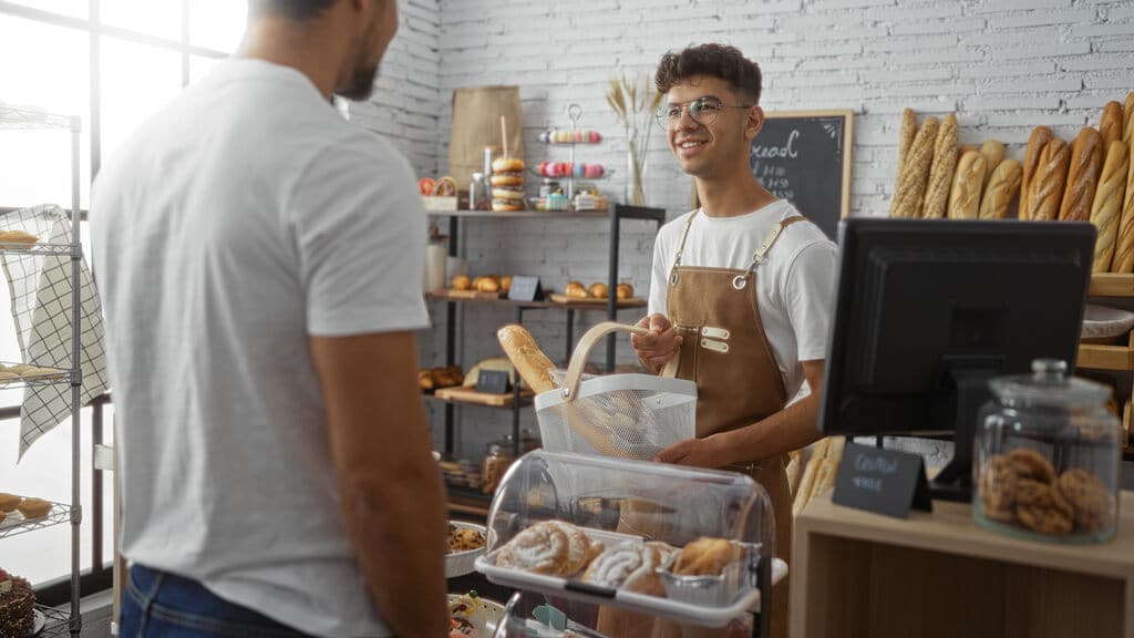 homens conversando em restaurante