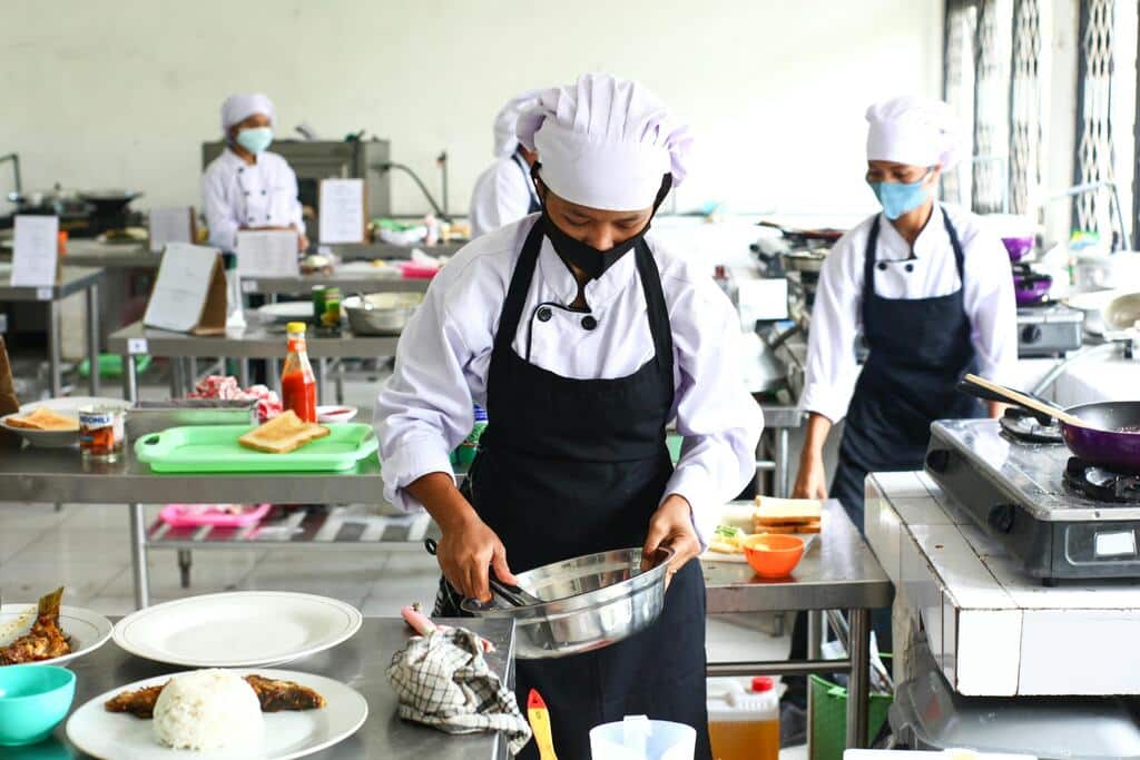 o que é preciso para ser auxiliar de cozinha
