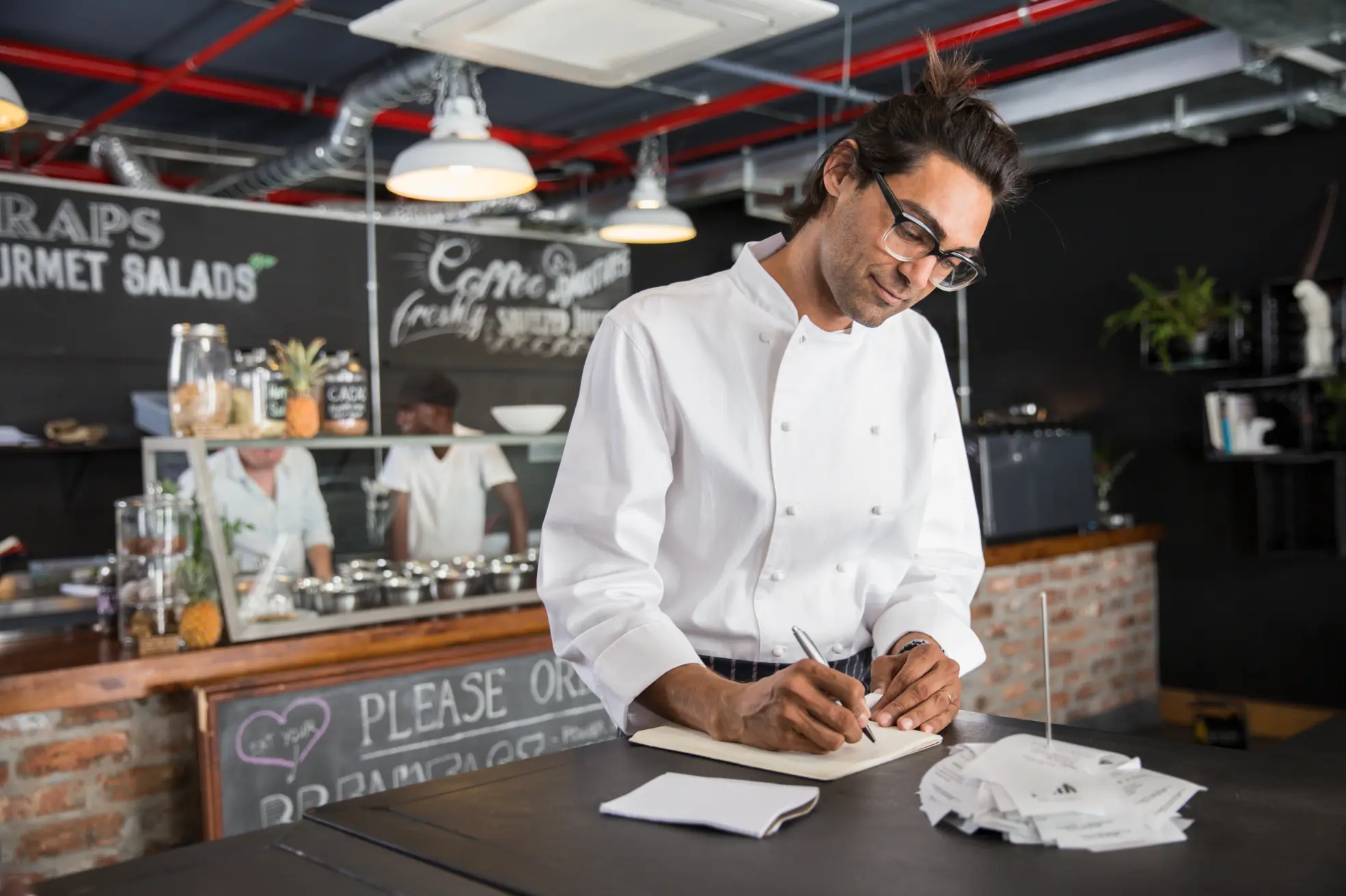 Chef de restaurante faz cálculos das taxas iFood