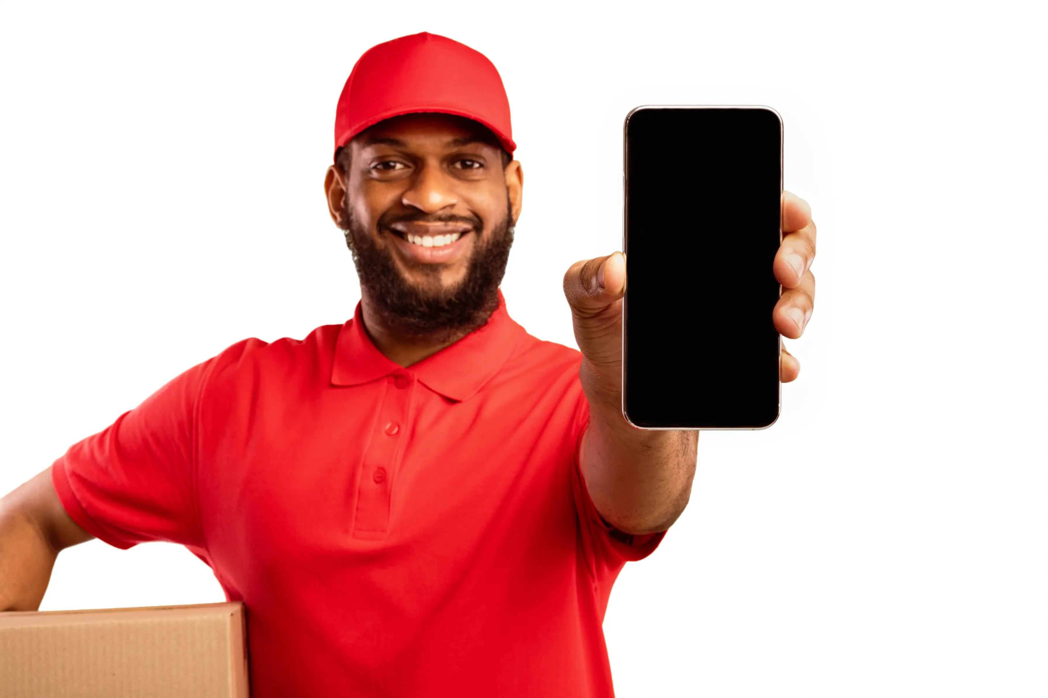 Pessoa entregadora está com uma caixa nas mãos e segura um celular na outra mostrando o pagamento da entrega delivery.