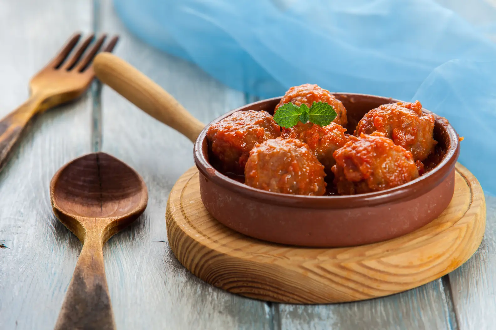 Albóndigas, ou almôndegas com molho de tomate, prato típico da culinária espanhola