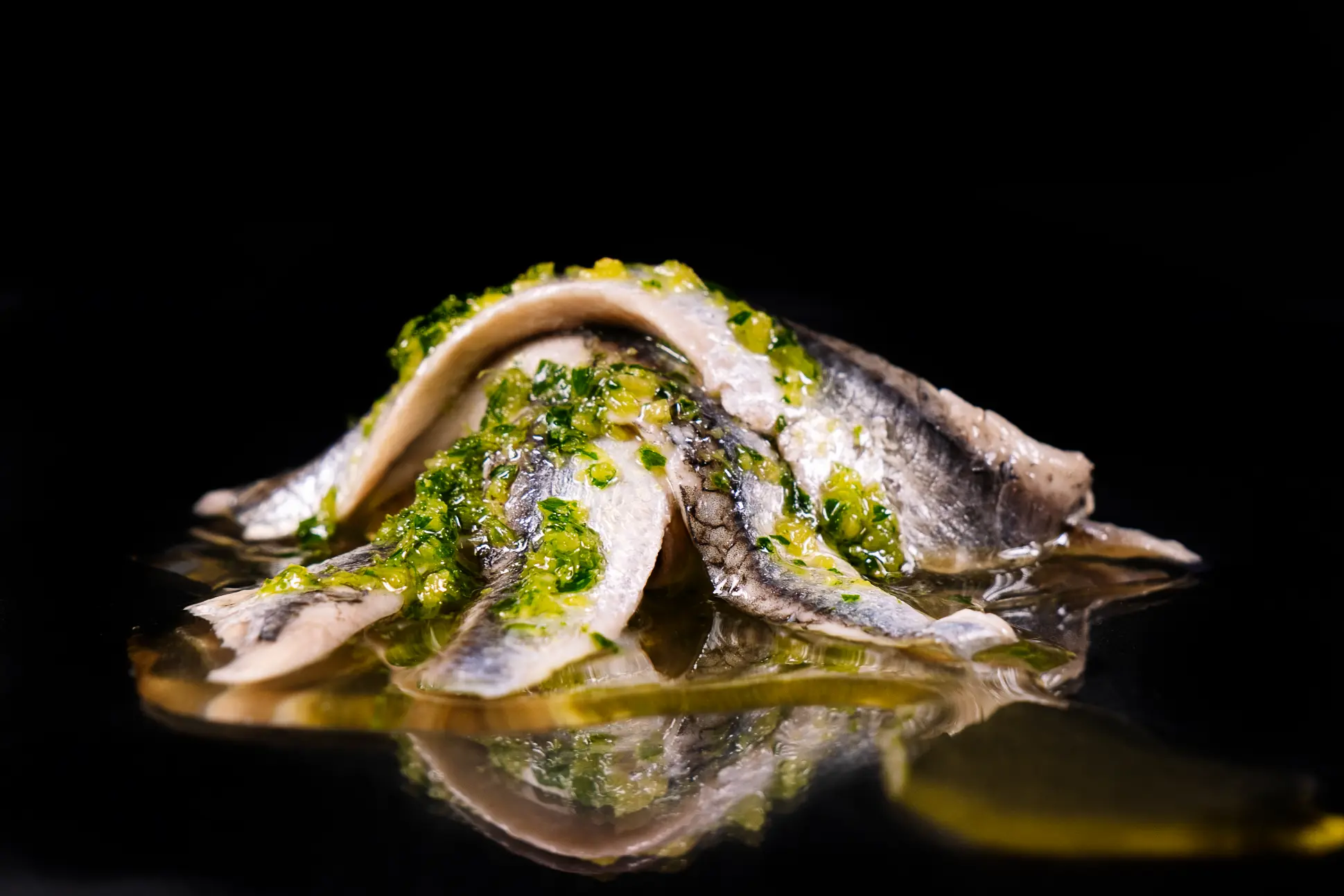 Boquerones en vinagre, rato típico da culinária espanhola com anchovas, vinagre, alho e azeite