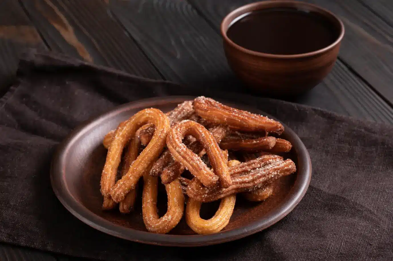 Churros com uma caneca de chocolate quente, prato típico da culinária espanhola