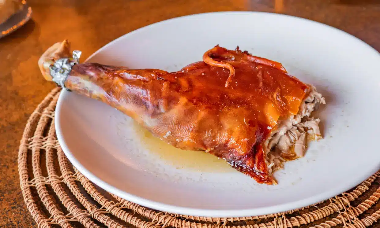 Cochinillo asado, ou leitão assado, prato típico da culinária espanhola