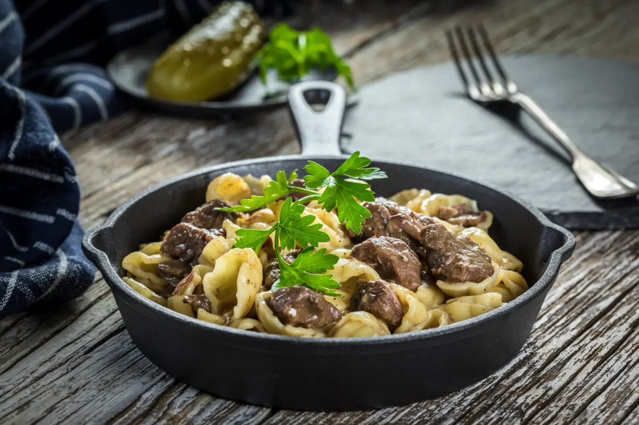 Escudella i carn d'olla, prato típico da culinária espanhola feito com macarrão e carne