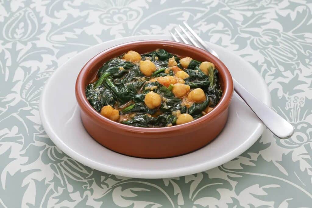 comidas espanholas: espinaca con garbanzos