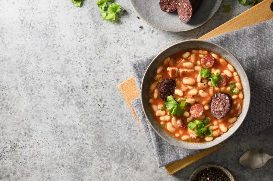 Fabada asturiana, sopa de feijão branco, prato típico da culinária espanhola