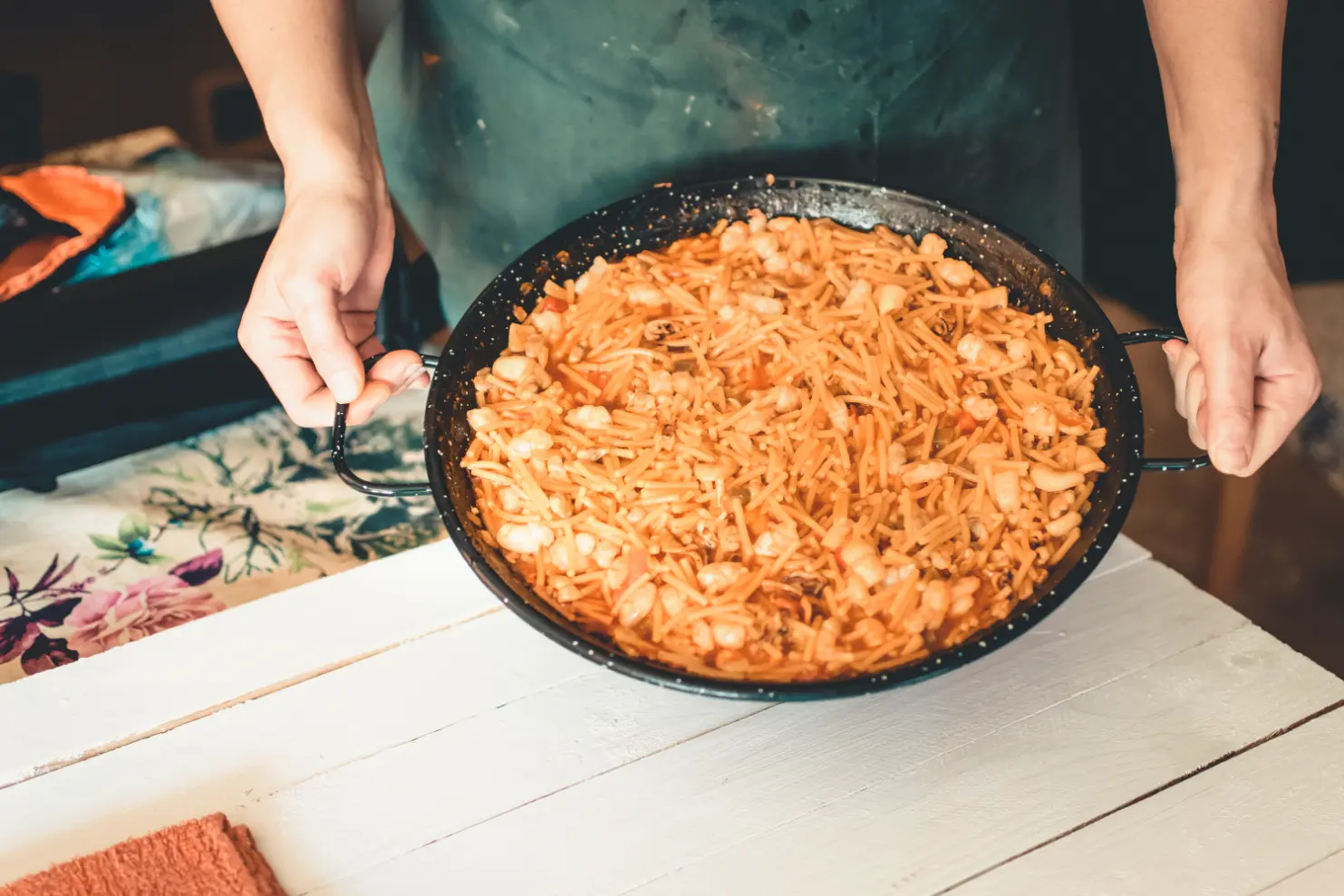 Fideuà, prato típico da culinária espanhola feito com macarrão fino e frutos do mar.