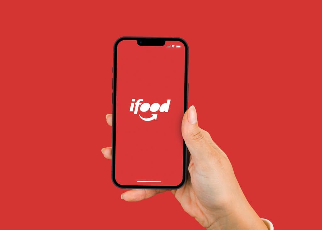 celular com logo ifood na tela