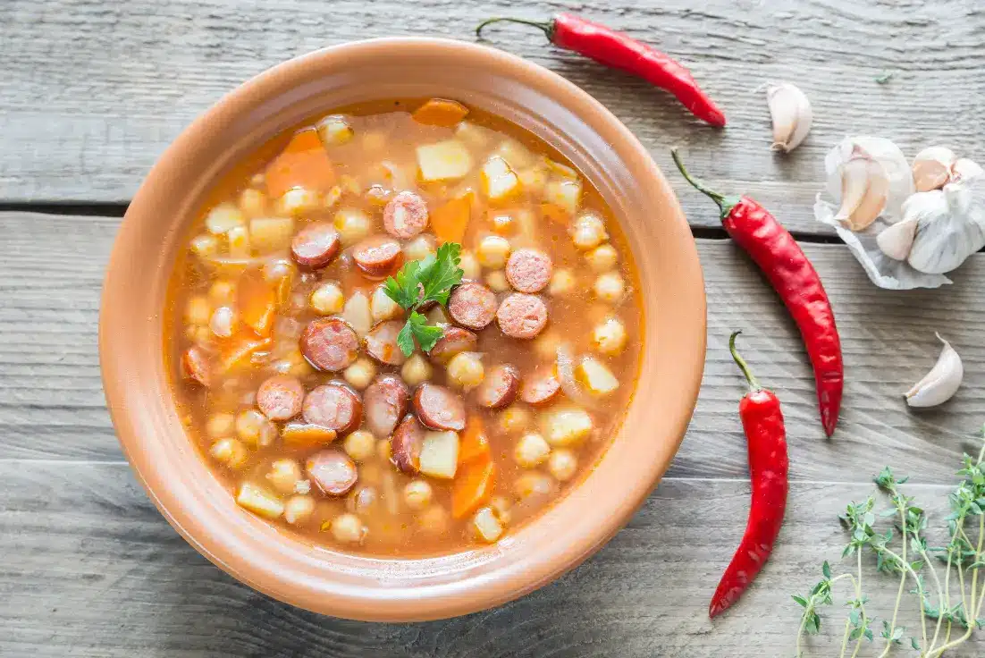 Puchero, uma sopa de grão-de-bico, prato típico da culinária espanhola