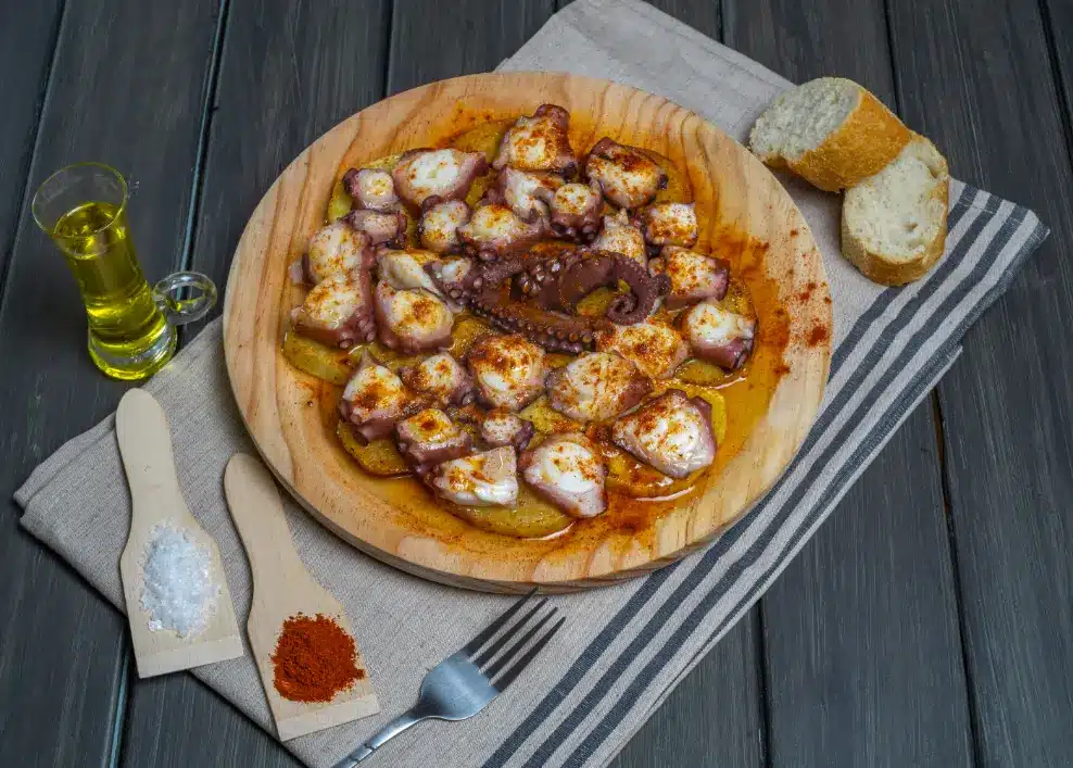 Pulpo a la gallega, prato típico da culinária espanhola à base de polvo