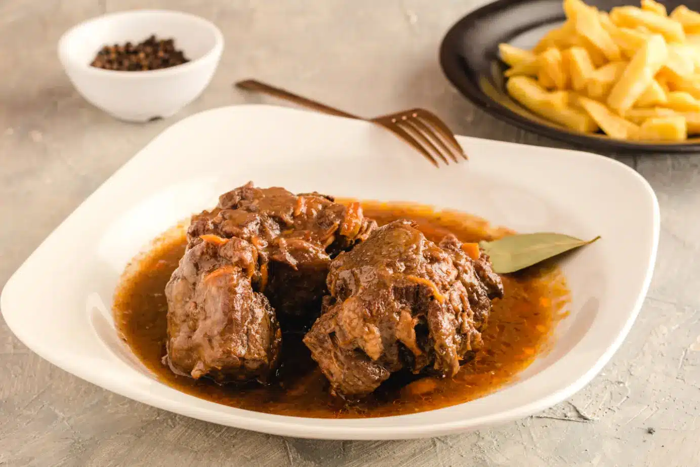 Rabo de toro, ou rabo de touro ensopado, prato típico da culinária espanhola