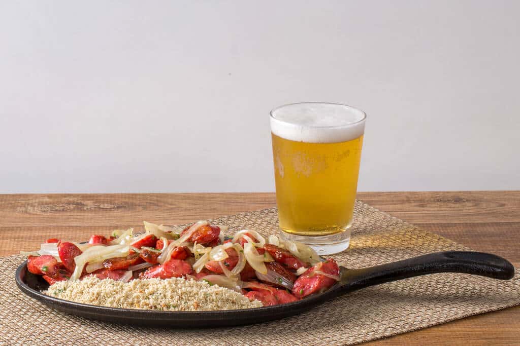 comidas de boteco: calabresa acebolada