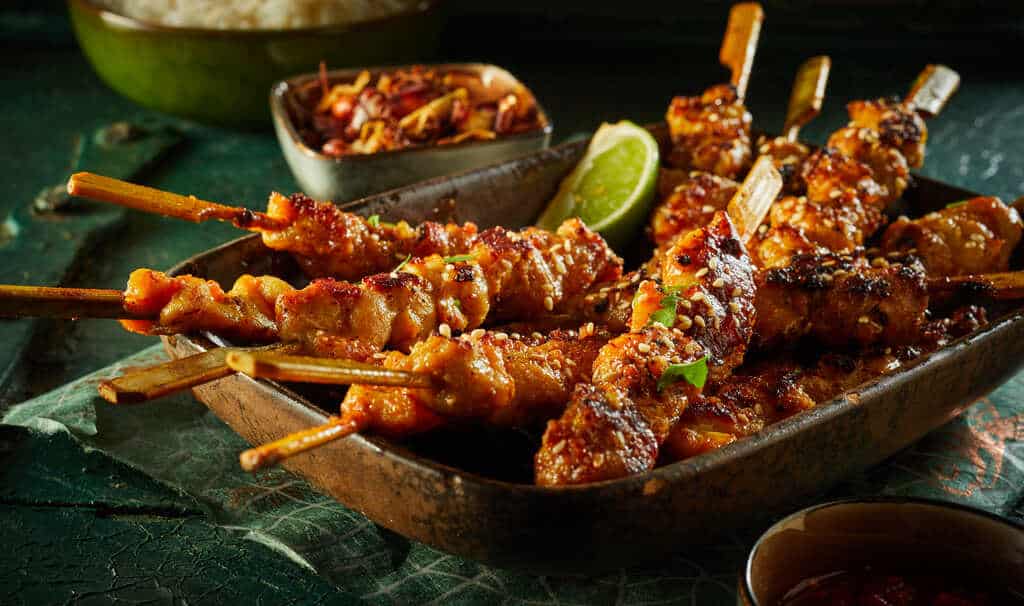 comida tailandesa: satay