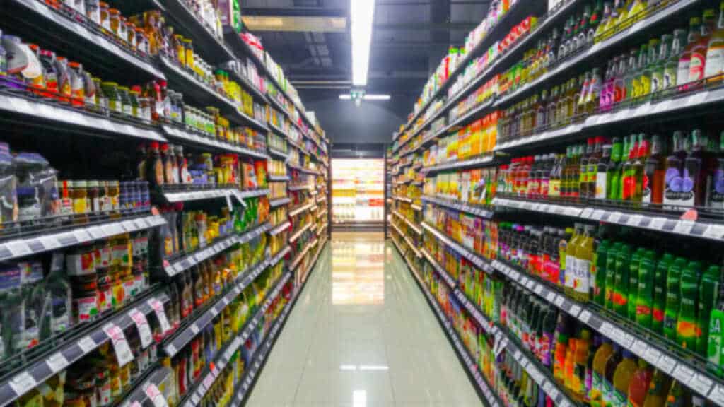 corredor de prateliras de supermercado