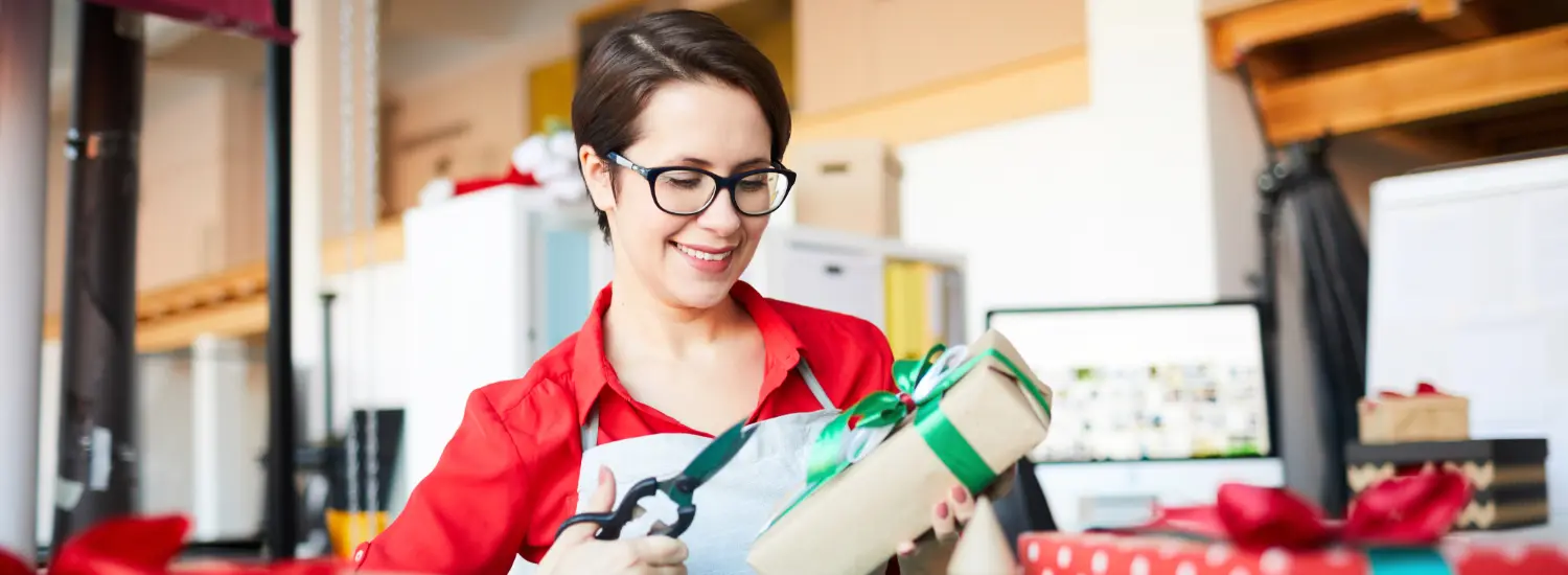 Mulher em loja embala um dos produtos mais vendidos no Natal