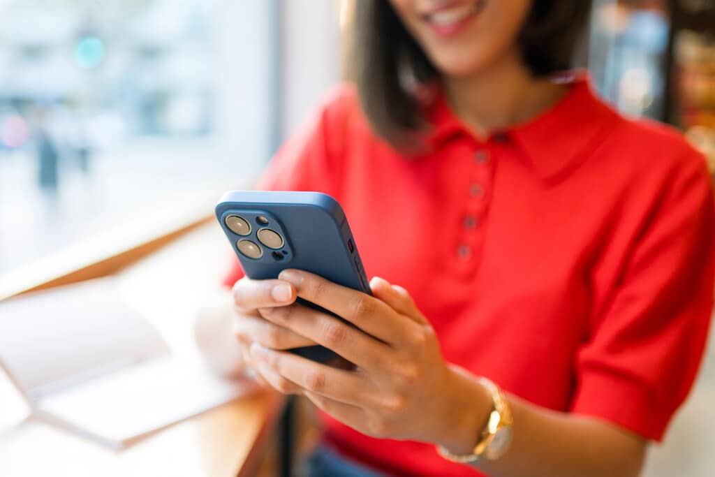 mulher vendo celular