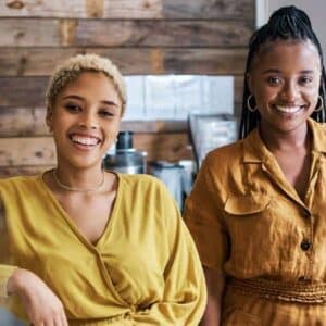 4 ps do marketing: duas mulheres sorrindo à frente de seu negócio