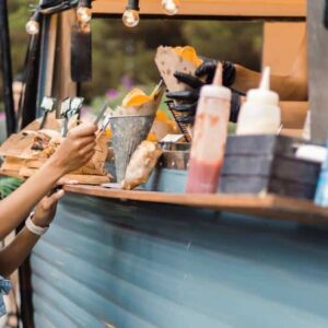 food truck: cliente pagando pedido com cartão em food truck