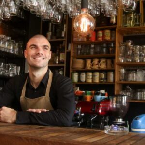 adicional noturno: profissional no balcão de um bar