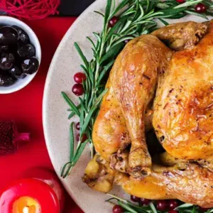 Mesa de Natal com cardápio completo para ceia, com peru e salada