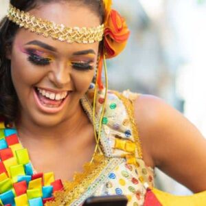 carnaval 2023: duas pessoas curtindo o carnaval e usando o celular