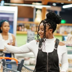 Mulher compra produtos em um supermercado