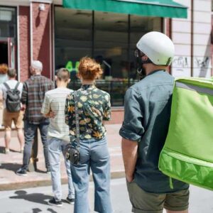 pessoas em filas para entrar em restaurante