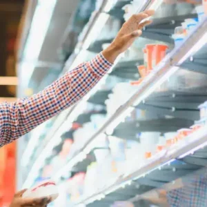 Homem procura produto em supermercado
