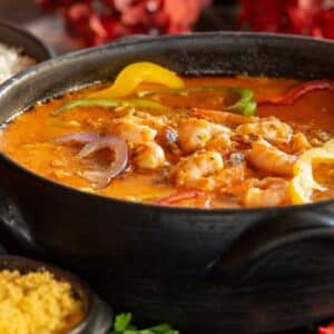 culinária indígena: moqueca de camarão junto com arroz, farofa e pirão