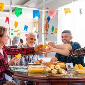 decoração festa junina: família de casal de pais com casal de filhos adultos fazendo uma festa junina em casa