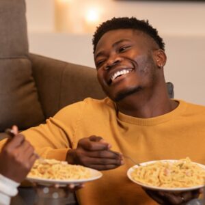 dia do macarrão: pessoas comendo macarrão e sorrindo