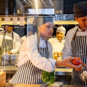 esg: profissionais separando alimentos em cozinha do restaurante