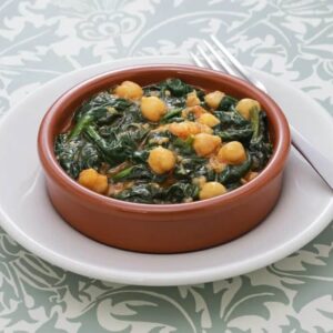 comidas espanholas: espinaca con garbanzos