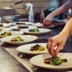 Chefs e sous chefs preparam refeição em um restaurante com estrela Michelin