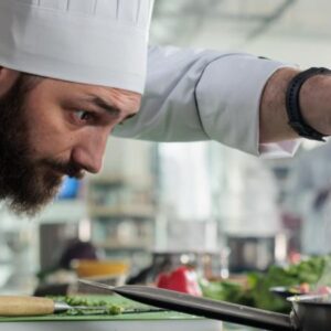 Chef de cozinha prepara alimentos