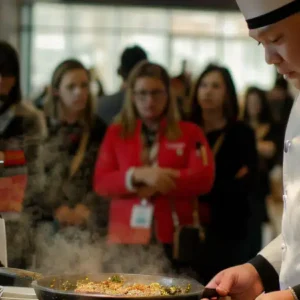 Chef cozinha enquanto uma fila de espera grande aguarda pelos pedidos
