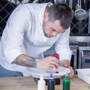 gastronomia molecular: chef de cozinha montando prato