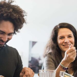 fidelização de clientes: pessoas felizes reunidas comendo