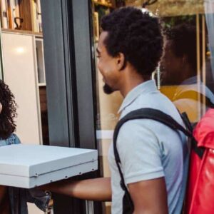 lead time: entregador de comida com bolsa nas costas entregando caixa de pizza para cliente