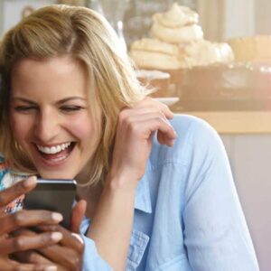 marketing viral: pessoas rindo olhando o celular