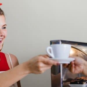 mentalidade empreendedora: pessoa em seu estabelecimento servindo café
