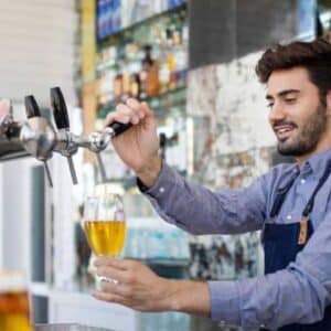 nomes de bar: homem pegando chope em chopeira para servir