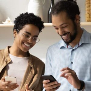 persona: pessoas sorrindo e usando o celular