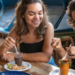 restaurantes em vitória: duas mulheres sentadas em restaurante comendo caldos.