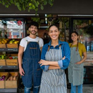 retenção de talentos: funcionários sorrindo em frente ao estabelecimento